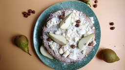 Baiser-Torte mit Birne und Haselnussboden