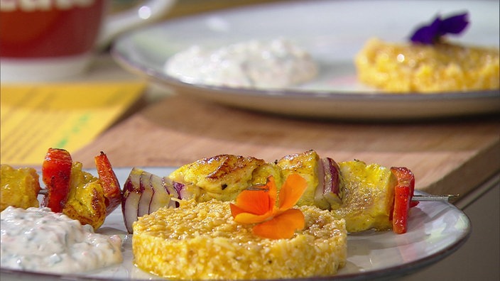 Blumenkohlsalat mit Hähnchenspieß und Joghurt