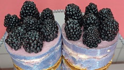 zwei Brombeer-Biskuittörtchen