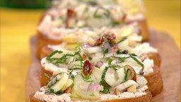 Feine Spargel-Crostini mit Zitronenricotta und Mandeln