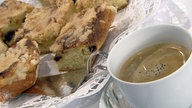 Grießmehlstaat, Kuchenstücke neben einer Tasse Kaffee