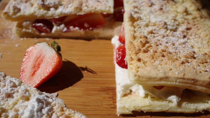 Stücke Erdbeer-Prasselkuchen 