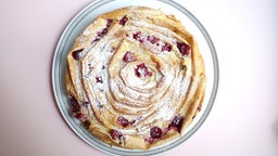 Filotarte mit Erdbeeren auf einem Teller