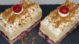zwei Frankfurter Kranz Schnitten auf einer Kuchenplatte