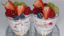 Fruchtiges Schichtdessert in zwei Gläsern