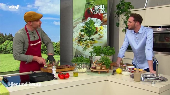 Frühlings-Hackspieße mit Zitronenjoghurt und Tomaten-Zwiebel-Salat