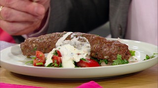 Frühlings-Hackspieße mit Zitronenjoghurt und Tomaten-Zwiebel-Salat