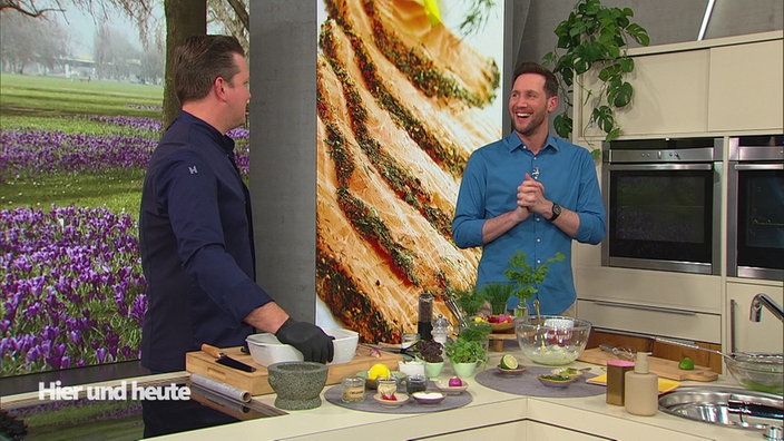 Gebeizter Lachs mit Wasabi-Gurkensalat und roten Zwiebeln