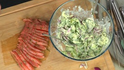 Gebeizter Lachs mit Wasabi-Gurkensalat und roten Zwiebeln