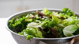 Frischer Salat in einer Schüssel.