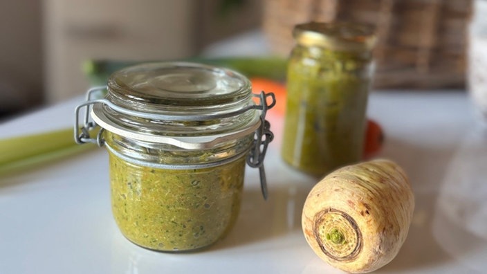 Gemüsebrühe als Würzpaste in Gläsern