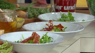 Grün-weißer Spargelsalat mit Serrano-Schinkenchips und Kalamata-Oliven