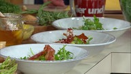 Grün-weißer Spargelsalat mit Serrano-Schinkenchips und Kalamata-Oliven
