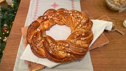 Hefekranz mit Marzipan-Nussfüllung