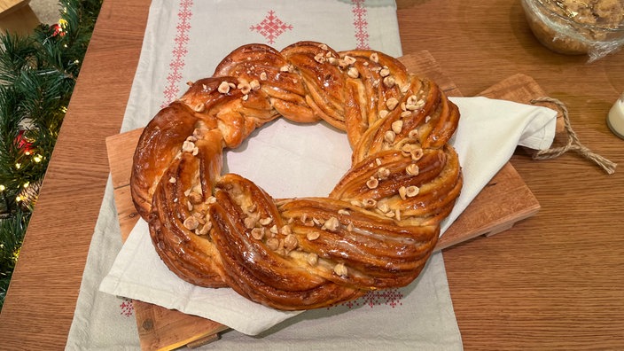 Hefekranz mit Marzipan-Nussfüllung
