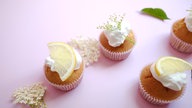 Holunderblütenmuffins mit Holunderblüten-Frosting