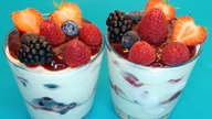 zwei Gläser mit Joghurt-Beeren-Schichtdesser