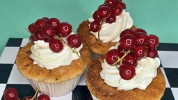 Johannisbeer-Cupcakes mit Frischkäsefrosting