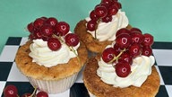 Johannisbeer-Cupcakes mit Frischkäsefrosting