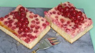 zwei Stücke Johannisbeerkuchen vom Blech