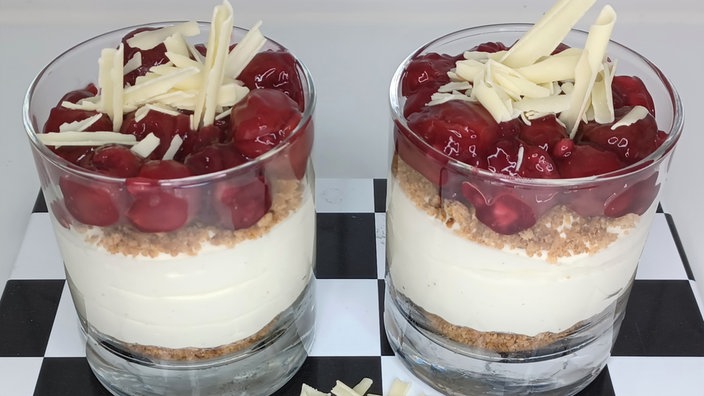 Käsekuchen im Glas mit Kirschgrütze
