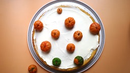 Kürbis-Cheesecake mit Mini-Kürbissen 