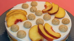 Kleine Pfirsich-Amarettini-Torte
