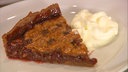 Ein Stück Preiselbeerkuchen mit Sahne auf einem Teller