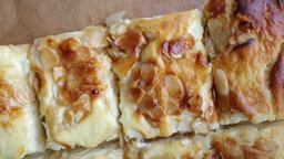 Quark-Hefekuchen mit Nusskruste
