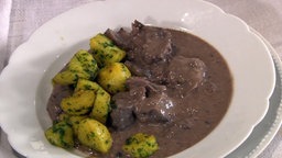 Rehragout mit Kartoffeln angerichtet
