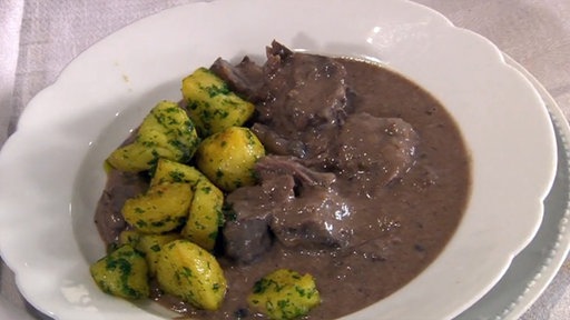 Rehragout mit Kartoffeln angerichtet