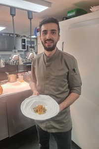 Koch Reyad Danah mit seinem Gericht "Syrische Bratkartoffeln" im Restaurant "Shiraz" in Wuppertal