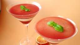  Schichtdessert im Glas mit weißer Schokolade und Blutorangen-Coulis 