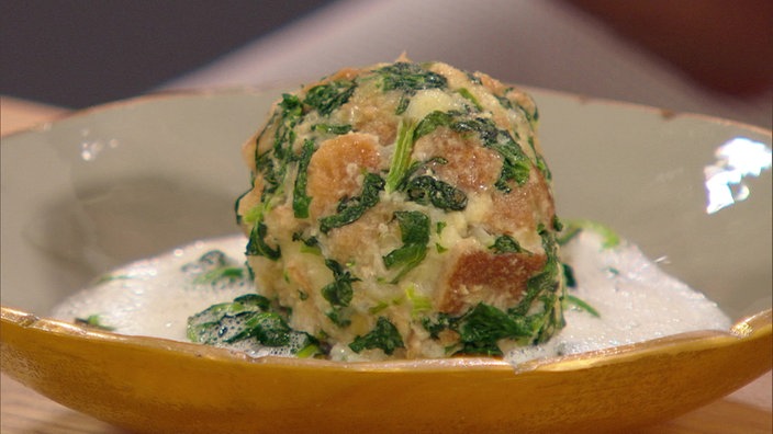 Spinat-Semmelknödel mit Weißweinsoße und Spinatgemüse