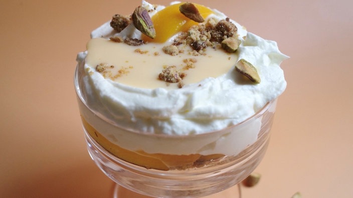 Topfencreme mit Eierlikör und Pistaziencrumble im Glas
