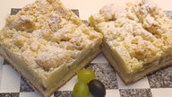 zwei Stücke Trauben-Streuselkuchen