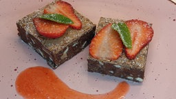  Triple-Chocolate-Brownies mit Erdbeeren