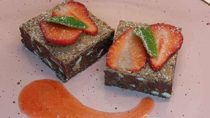  Triple-Chocolate-Brownies mit Erdbeeren