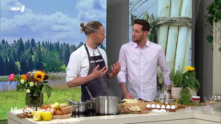 Weißer Spargelsalat mit pochiertem Ei und Holunderblütenvinaigrette