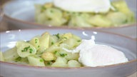 Weißer Spargelsalat mit pochiertem Ei und Holunderblütenvinaigrette