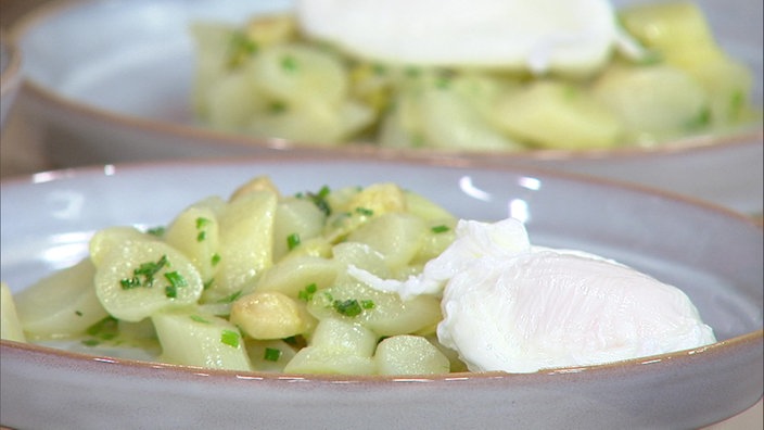 Weißer Spargelsalat mit pochiertem Ei und Holunderblütenvinaigrette