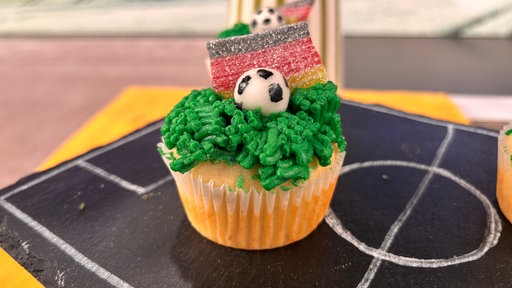 WM-Törtchen mit Rasentopping und kleinem Fußball