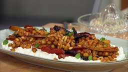 Wurzelgemüse aus dem Ofen mit Honig, Harissa und aufgeschlagenem Feta