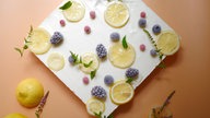  Zitronentarte, mit Brombeeren und Zitronen verziert, Draufsicht