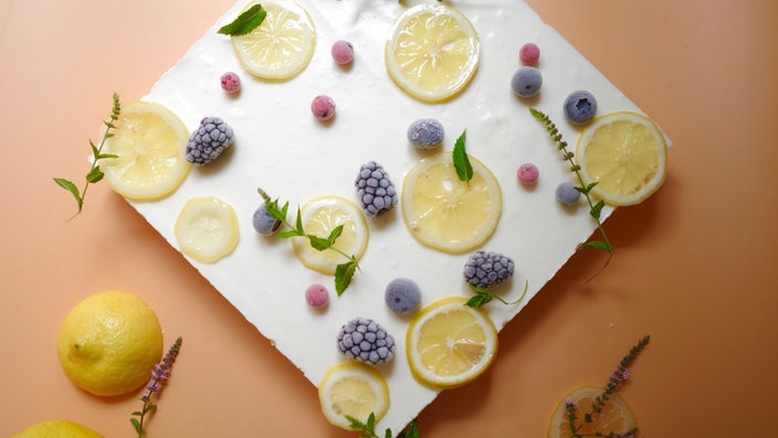  Zitronentarte, mit Brombeeren und Zitronen verziert, Draufsicht