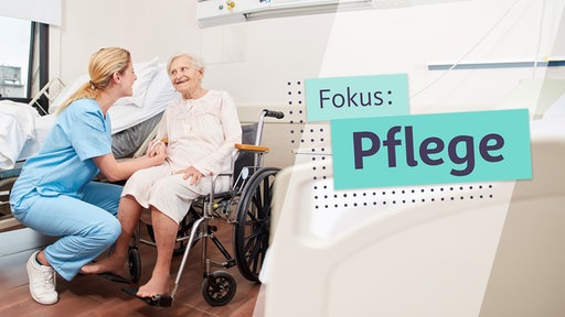 Eine ältere Dame und ihre Pflegerin unterhalten sich.
