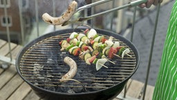 Grillen auf einem Balkon