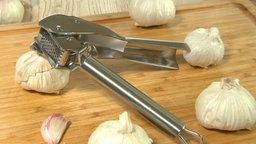 Nahaufnahme einer Knoblauchpresse.