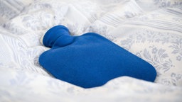Eine blaue Wärmflasche.