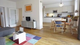Das Bild zeigt eine möblierte Wohnung.